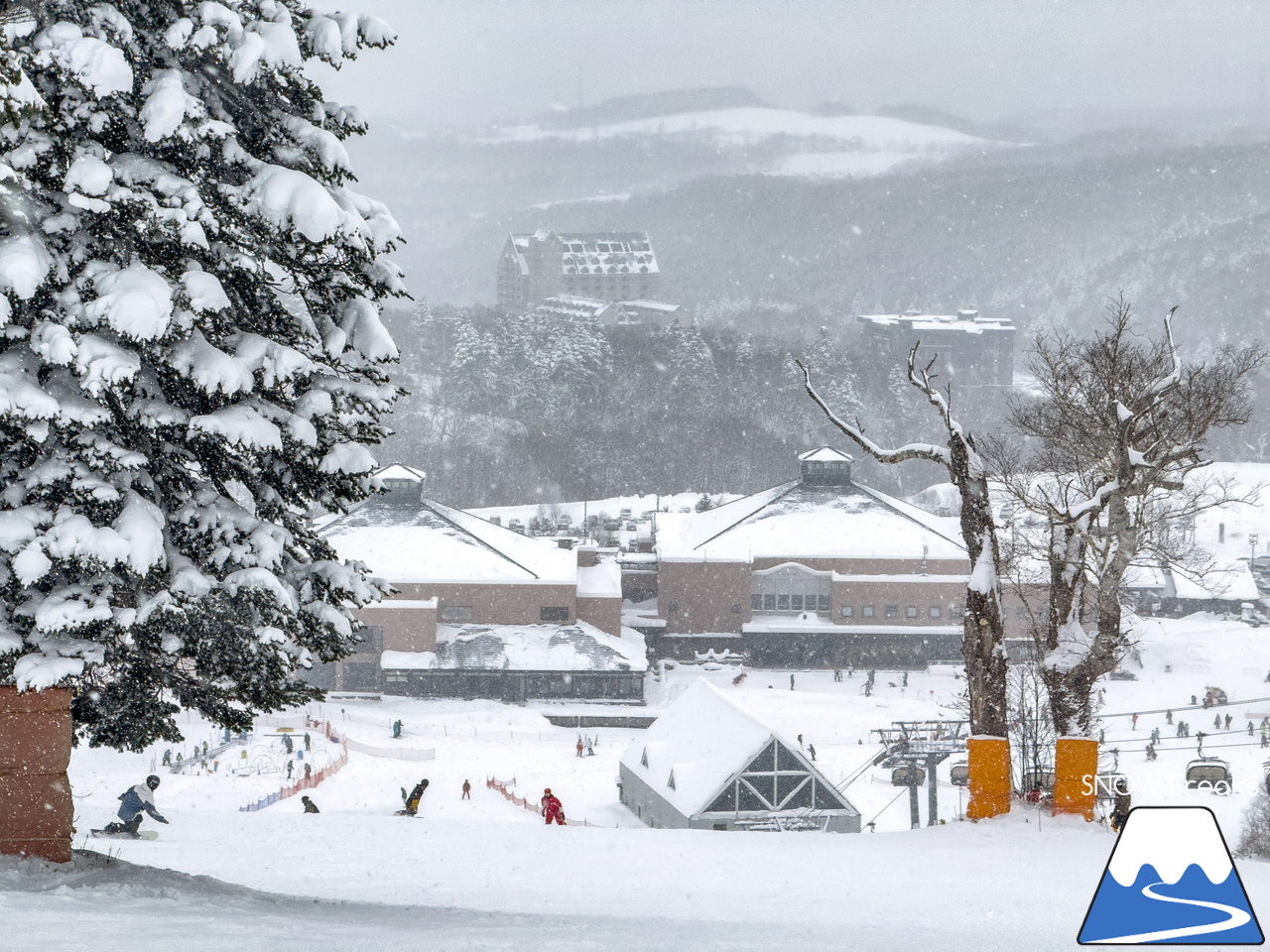 キロロリゾート｜遅ればせながら…。積雪200cmのキロロで、2025～2026 SNOW Freaks『初滑り』。今シーズンもどうぞよろしくお願いいたします！